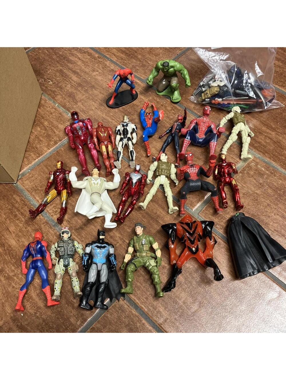 3” Lot Of 20 Super Hero Figures. Spider-Man Batman Hulk Plus Accessories
